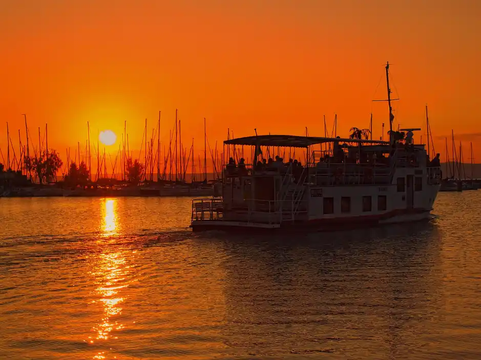 Naplemente a siófoki móló felett a Balatonon
