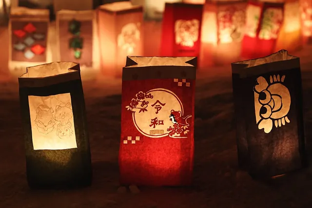 Meleg fényű lampion az esti fényben