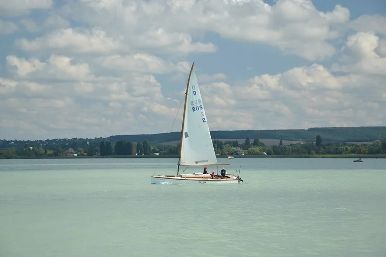 Kis vitorlás a Balatonon Siófok közelében